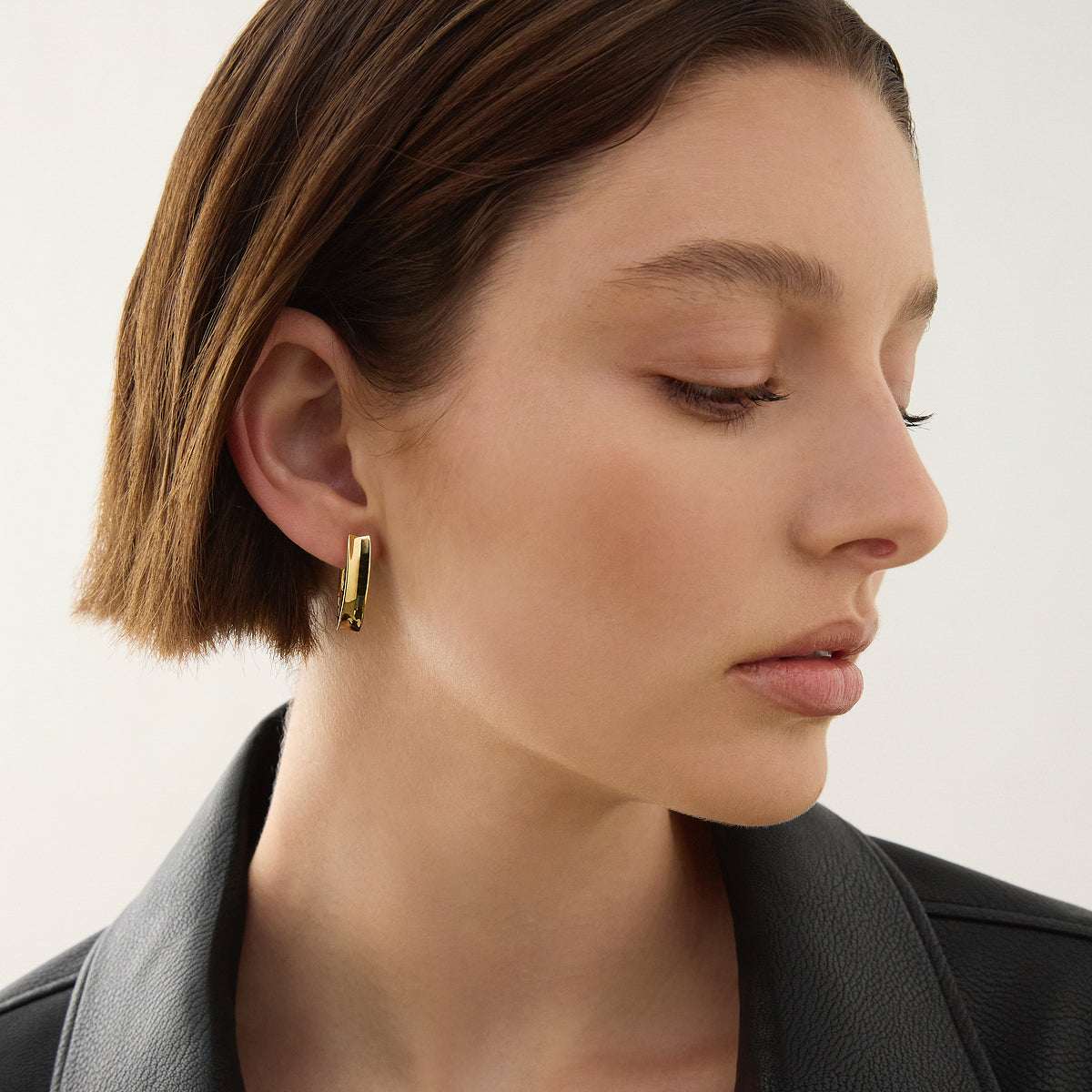 Najo-Earrings-Swan-Huggie-E7359-2