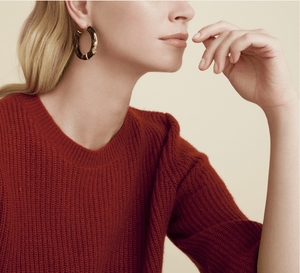 model in wear jumper wear tortoise hoop earring with gold snake