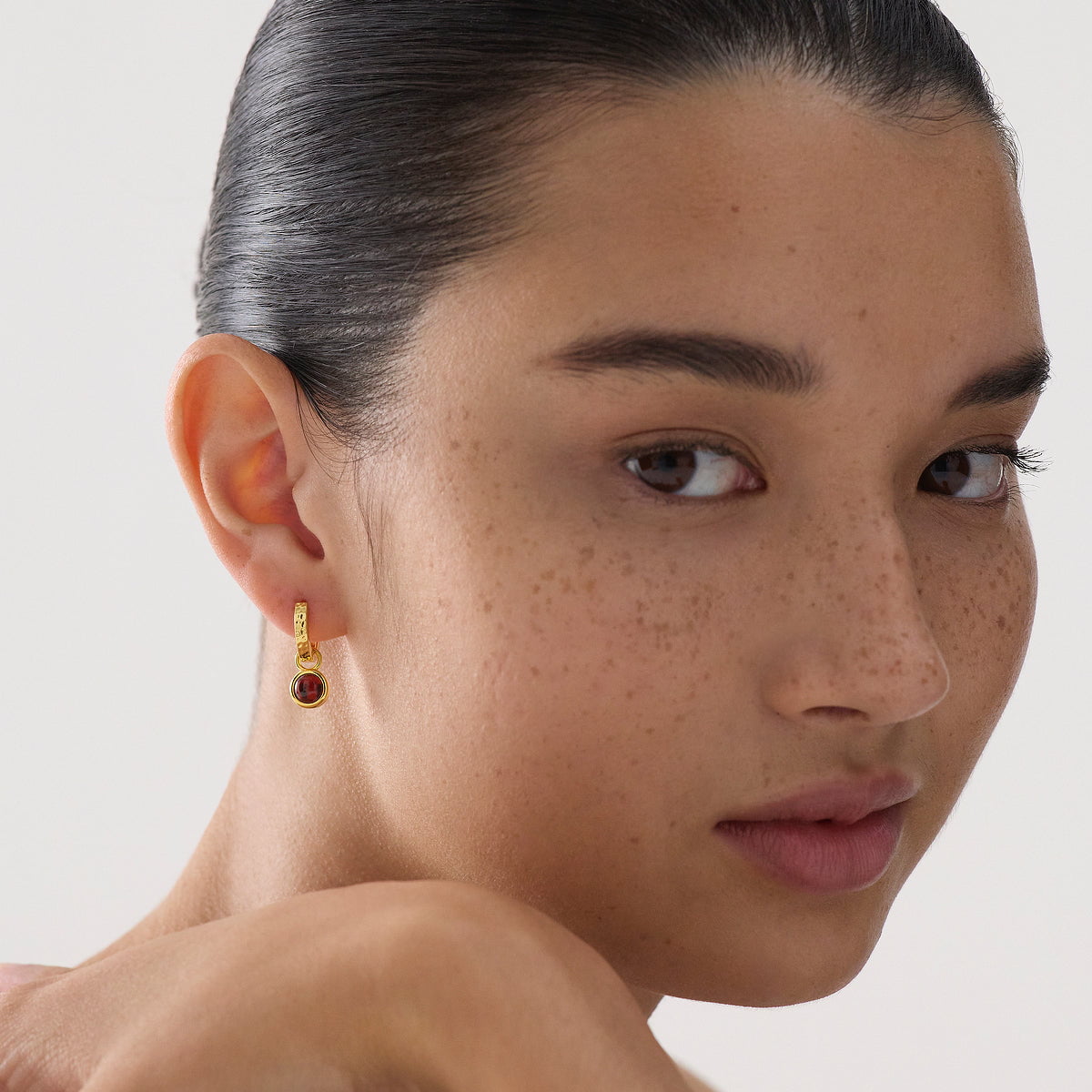 Najo Earrings Najo Solace Yellow gold Garnet huggie